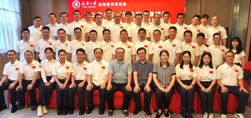 现场教学模块:学员在天津大学应急医学研究院合影.jpg